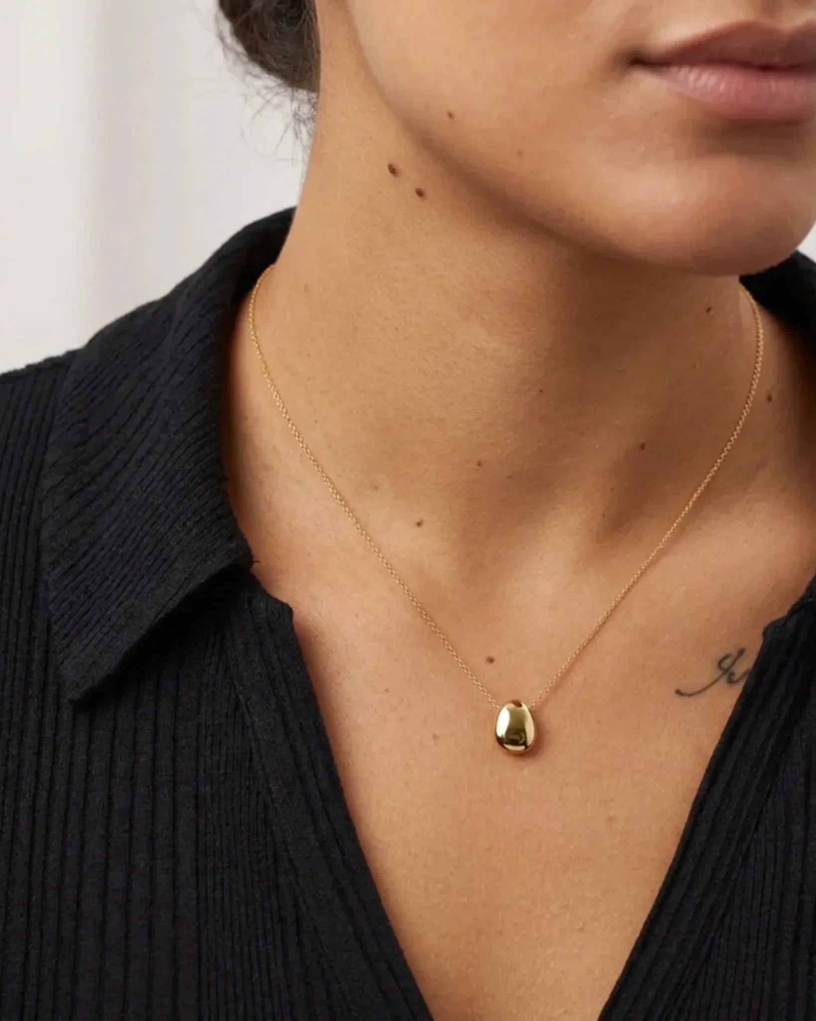 Elara Pendant Necklace